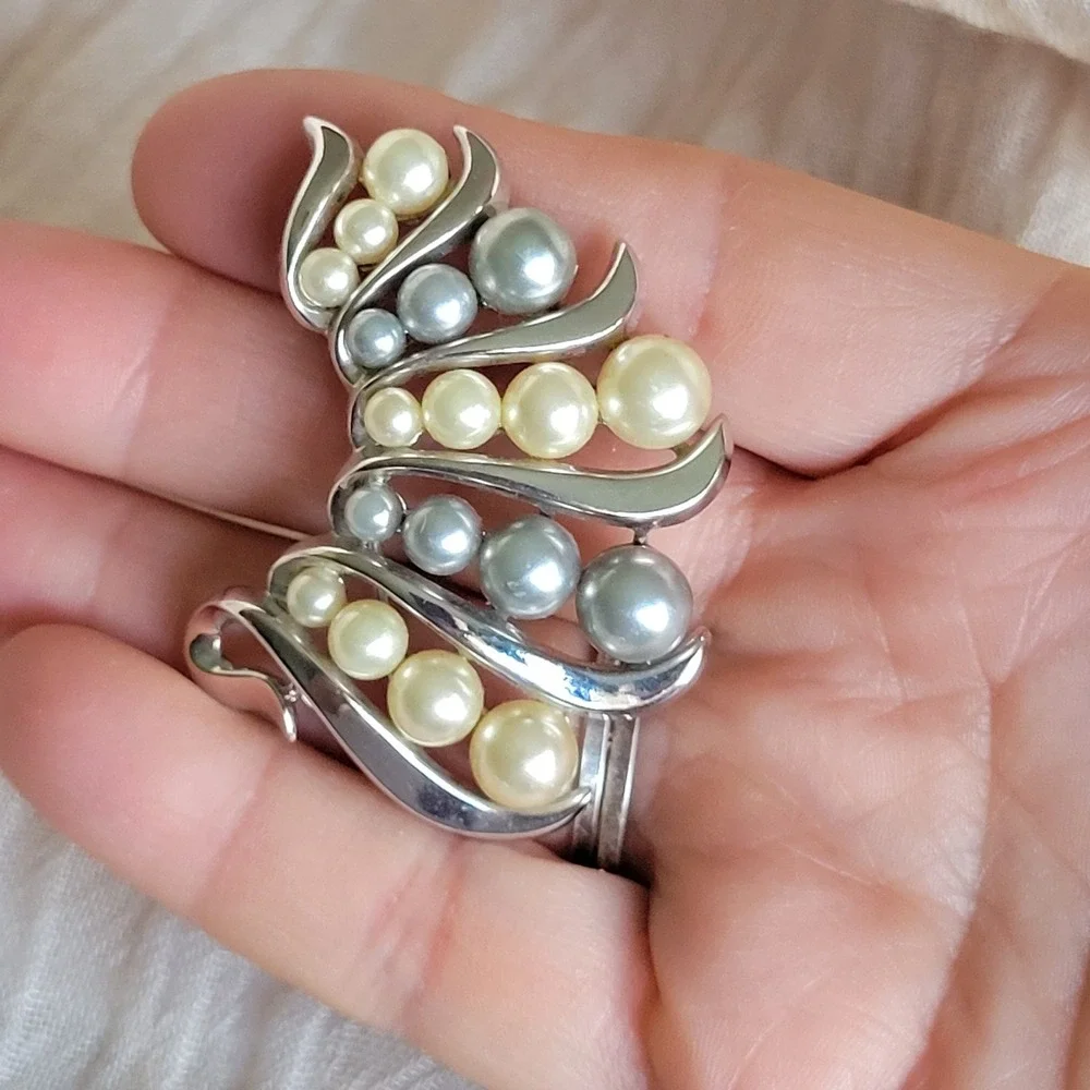 Vintage 60s Crown Trifari Brooch Rhodium Plate Faux Pearl Silver Tone Ribbon Pin